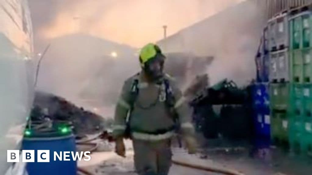 Fire crews tackle battery blaze at industrial park in Darlaston - BBC News